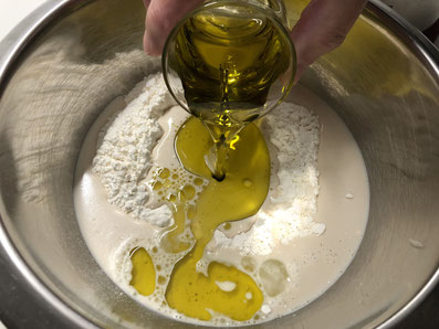 Das Olivenöl dazu gießen 