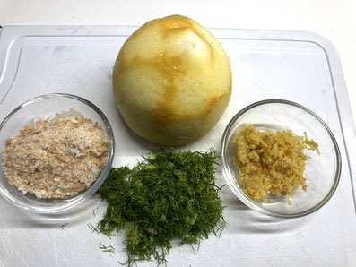 Semmel und Zitrone raffeln, Fenchelgrün hacken