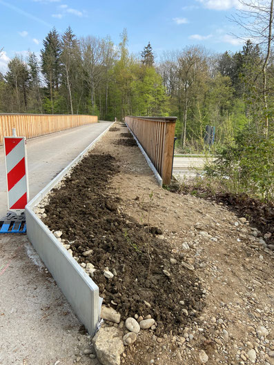 Rosshimmelbrücke von Süden mit dem Bodensubstrat auf der Ostseite.      Foto: Forstdienst Rheinfelden