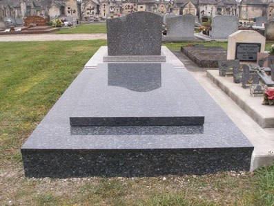 Caveau funéraire en granit à Jarnac, Charente