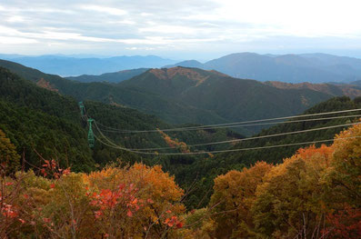 季節を問わず楽しめる山ですが、特に10月下旬〜11月中旬頃までのブナやナラが彩る紅葉シーズンが一番のおすすめです。3月中旬頃までは雪が残るので、積雪期は軽アイゼンやチェーンスパイクが必要です。