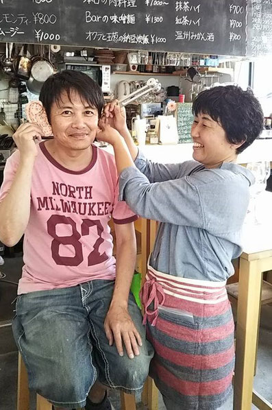 バーのマスター治さんと、七美恵さん