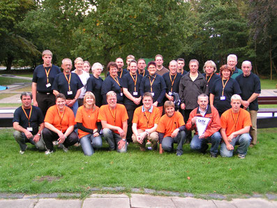 Orga-Team (orange) und Helfer