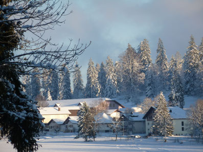 buurdorp, sneeuw, zon en rijp