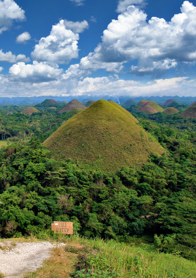 Chocolate Hills in Bohol | 20 Photos of the Philippines that will make you want to pack your bags and travel © Sabrina Iovino | JustOneWayTicket.com