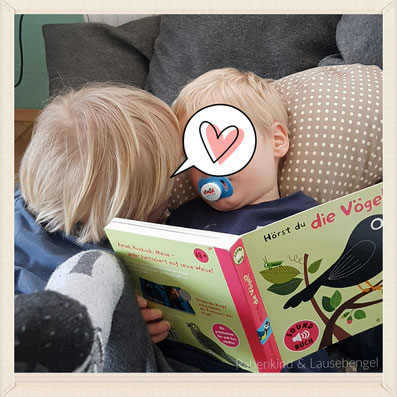 Nach dem Urlaub der Lausefamilie freuen sich unsere Rabauken wieder gemeinsam Bücher anzuschauen und dabei zu kuscheln.