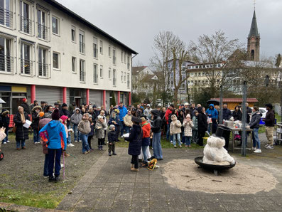 Teilnehmer kommen vor dem WDZ zusammen