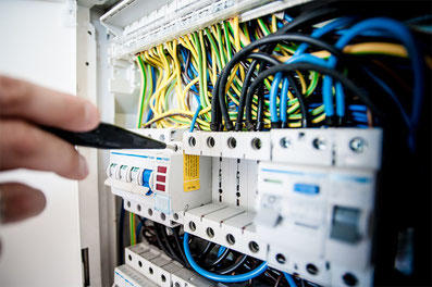 Électricien entrain de travailler sur un compteur électrique