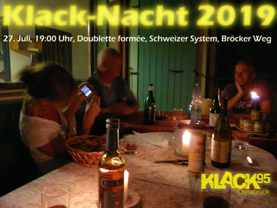 Drei Leute sitzen auf der Terrasse und trinken