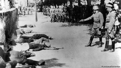 Verbrechen der Wehrmacht: Wehrmachtsangehörige bei der Erschießung mutmaßlicher Partisanen in Serbien.