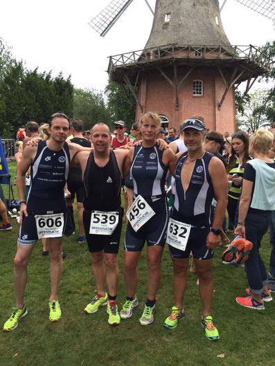 Jens Müller, Frank Diekmann, Nicole von Döllen und Matthias Drews vertraten den HTB beim Bärentriathlon.