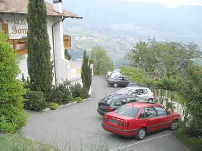 Parken in Dorf Tirol bei der Unterkunft
