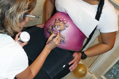 Op zoek naar een babyshower kado? Geef een bellypaint aan de zwangere!