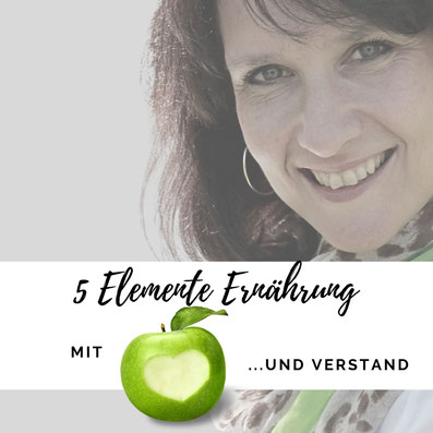Rechte Bildhälfte: Frau mit dunklen Haaren, lächelt in die Kamera frontal. Weißer Balken. Schrift: 5 Elemente Ernährung mit Herz und Verstand. In der Mitte ein grüner Apfel. Podcast .