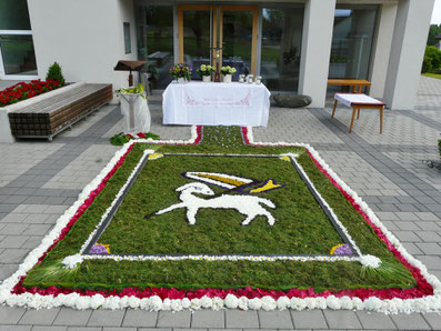 Altar vor dem Dorfgemeinschaftshaus gestaltet von Frau Tietje und ihren Helferinnen 2015