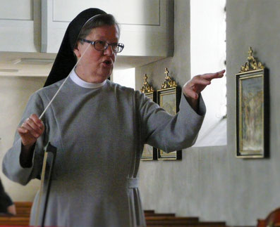 Schwester Eva Maria Schenk, Franziskanerin aus dem Kloster Siessen leitet den Kirchenchor