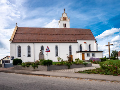 Südseite der Kirche St. Georg mit Kirchenvorplatz ab 2019