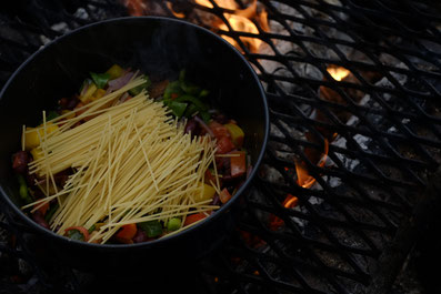 3. Als nächstes die Spaghettis  und die Bohnen zugeben. Je nach Topfgröße muss man die Nudeln das ein oder andere Mal durchbrechen.