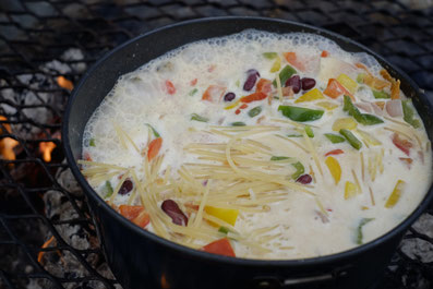 4. Jetzt das Ganze mit Gemüsebrühe und Hafersahne ablöschen und so lange kochen lassen, bis die Spaghettis gar sind. Evtl. muss man zwischendurch noch etwas Wasser nachgießen