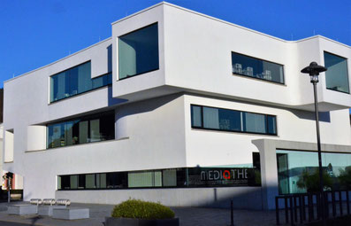 Die Mediathek in Oberkirch ist ein modernistischer Neubau am Rande der Altstadt. 