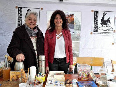 Bürgermeisterin Sonja Schuchter besucht den Marktstand des AutorenNetzwerks.