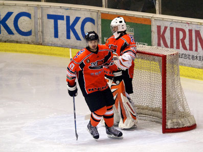 アイスバックス コゼック選手がゴール、小野選手を盛り立てます