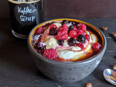 Kaffee-Sirup über Beeren-Joghurt