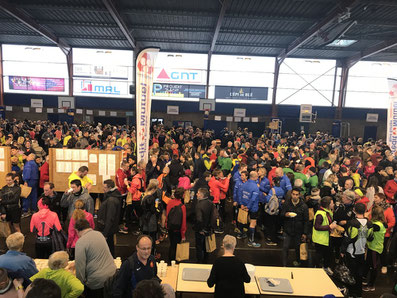 Nach dem Lauf / Siegerehrung in der Sporthalle Bailleul – Foto: Viefhues