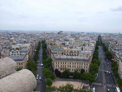 ( left ) Avenue Carnot, ( right ) Avenue Mac Mahon