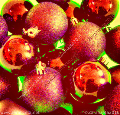 Rote Christbaumkugeln im Neonlook