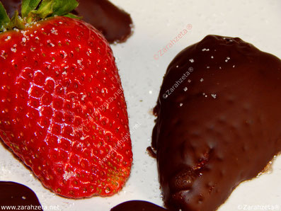 Erdbeeren mit Schokolade in makro