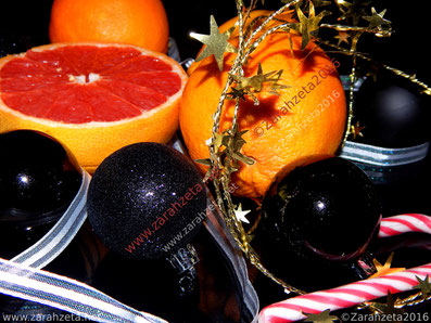 Schwarzer Christbaumschmuck mit Grapefruit und Lametta