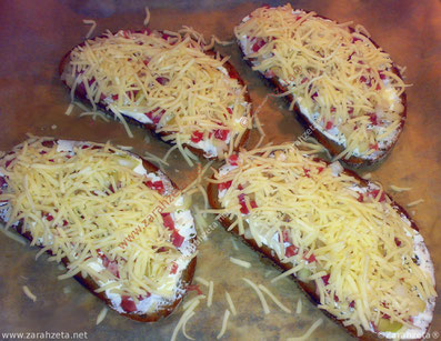 Vorbereitete Flammschnittchen mit Schinken und Käse