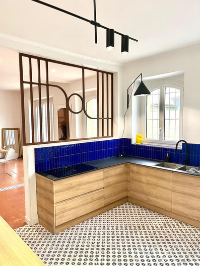 rénovation maison bordeaux architecte d'intérieur cuisine damier noir et blanc bleu klein majorelle