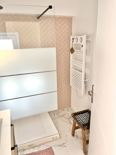 salle de bain rénovation rose pink bathroom chevron carrelage zellige marbre noir miroir rond maison avant après