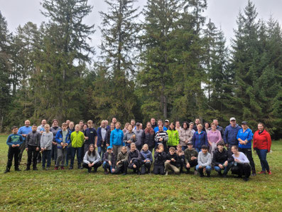 Gruppenbild der Trekkingklassen, ihre Eltern und Mitglieder des Schwarzwaldvereins bei der gemeinsamen Wald-Aktion.