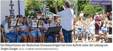 Die Bläserklasse der Realschule Donaueschingen hat ihren Auftritt unter der Leitung von Jürgen Gauger.