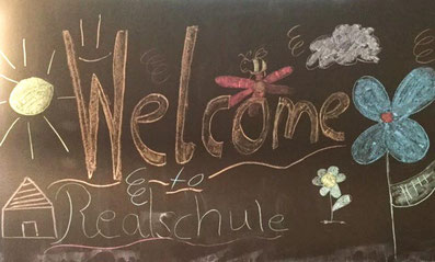 Tafelaufschrieb "Welcome to Realschule", als Begrüßung für die neuen Schüler/-innen der bilingualen Klasse.