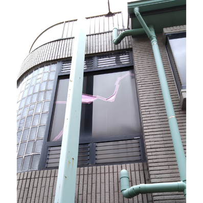 草加市│割れたガラスをテープにて応急処置している様子