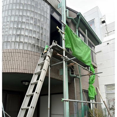 草加市ガラス割れ現場│足場を組んでガラスを修理している途中画像
