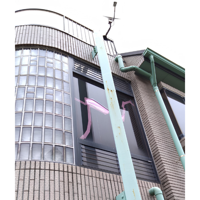 草加市│ガラス割れ現場　一面に大きな割れがある画像