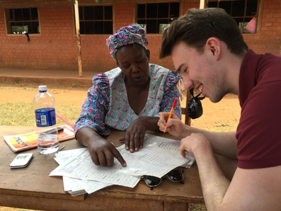 Christian bei der Unterrichtsvorbereitung in Eldoret, Kenia
