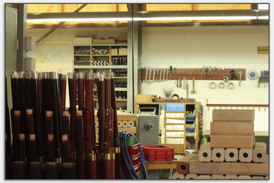 Aus mindestens 20 Jahre gelagertem Bergahorn (rechts) werden in der eigenen Werkstatt die Fagotte gefertigt.