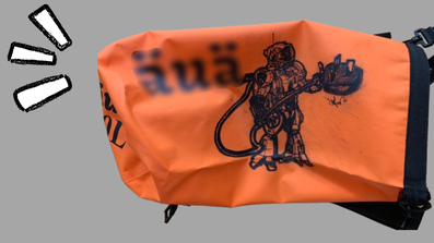 Ein Schwimmsack, Mecha Illustration, Taschendesign, Streetwear Accessoire, Urban Design, Kar-On Shing, handgezeichnete Grafik.