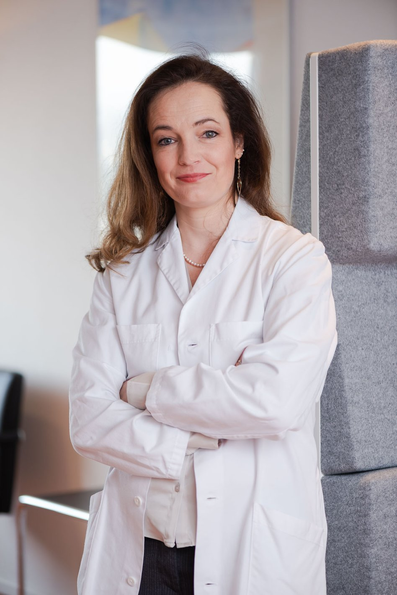 Dr. med. Susanne Constantinescu im weissen Kittel und verschränkten Armen