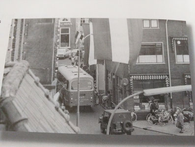 Foto: boek Verrassend Harderwijk. De bus ging dwars door het centrum. Hier: van de Markt, de Wolleweverstraat in.