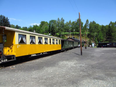 Zug mit Salonwagen am Bahnhof Jöhstadt