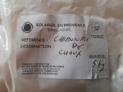 Un sac de craie marqué carbonate de chaux avec sigle haute toxicité