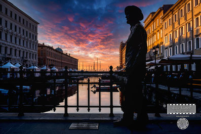 Bloomsday, James Joyce's Sunset.  Il tramonto durante la Barcolana50 vista dalla statua dello scrittore James Joyce sul Canal Grande di Trieste. © Luca Cameli Photographer