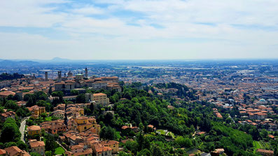 Stadtblick von oben auf Bergamo